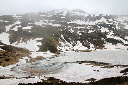 Lac de Pormenaz encore sous la neige