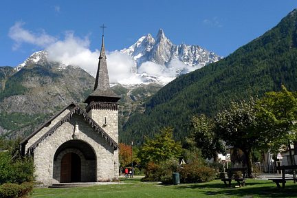 Photo depuis Chamonix, sur les sommets enneigés