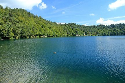 Les eaux bleues du lac Pavin en Auvergne
