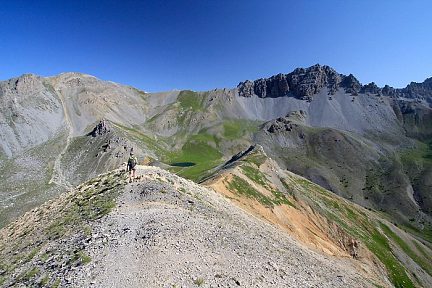 Descente vers le lac de Souliers le long de la crête du Tronchet