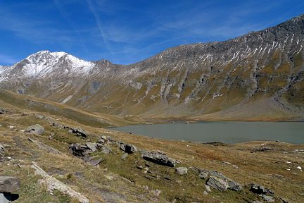 Le lac du Goléon, et les sommets enneigés, Alpes