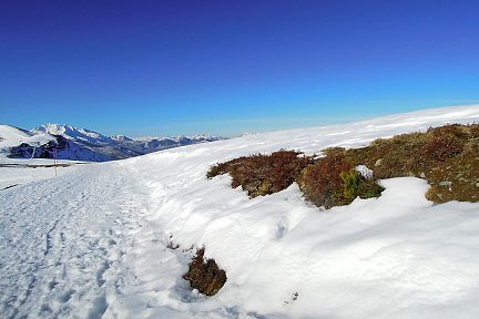En raquettes à neige sur la station de Hautacam, Pyrénées