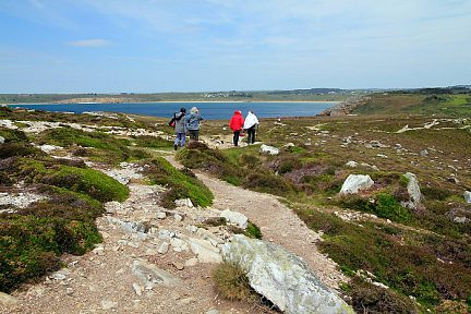 Randonneurs face au vent sur la pointe de Dinan