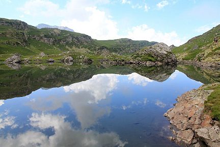 Lac des Aires dans le cirque de Troumouse