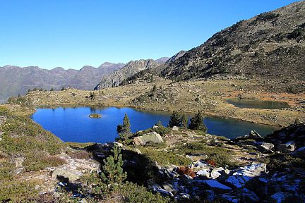 Le lac de Tracens et son laquet en arrière plan