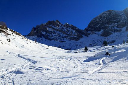 Plateau de Pailla vers le refuge des Espuguettes, pic Rouge de Pailla