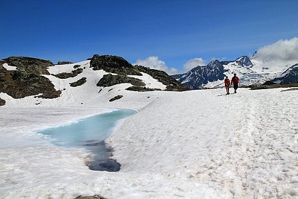 Passage le long d'un des lacs des Chéserys