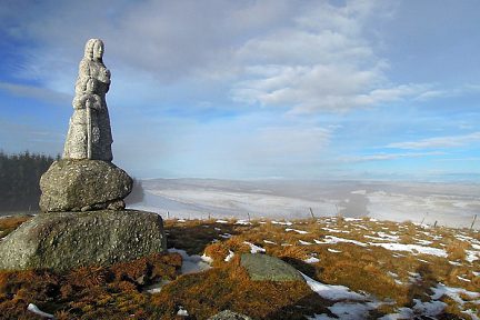 Statue en face d'Aubrac et du lac des Moines, Aveyron-Lozère