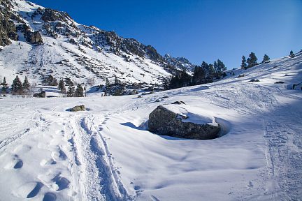 Randonnée en raquettes au lac de Coueyla-Gran sous un ciel bleu