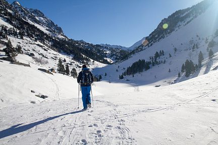 Les raquettes restent sur le sac à dos