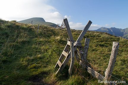 Pour passer les barbelés en Auvergne sur le GR