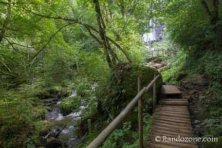 Passage aménagé avant la cascade