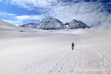 Randonnée dans la neige vers le col de Tentes