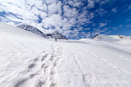 La montée se fait plus raide avant le col