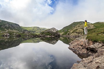 Contemplation du lac des Aires