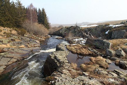 Randonnée en Aubrac près d'un cours d'eau