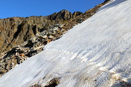 Le Canigou et sa croix sommitale en juin