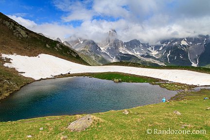 Lac d'Ansabère et les aiguilles en arrière plan