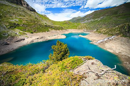 Vue en hauteur sur le lac des Gloriettes en été
