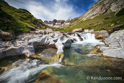 Vasques et cascades dans le cirque d'Estaubé
