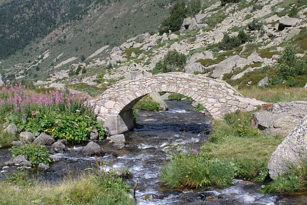 Petit pont en montant au refuge de Juclar, Andorre