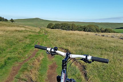 VTT face au Puy de Gudette