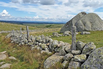 Superbes rochers sur l'Aubrac, le long de la draille