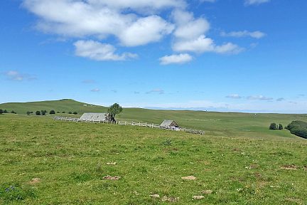 Puy de Gudette et buron sur l'Aubrac 