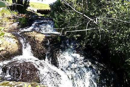 Cascade cachée sous le village d'Aubrac