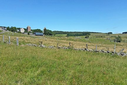 Vue du village d'Aubrac par en-dessous