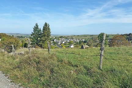 Vue sur le village depuis le haut du plateau