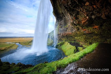 Derrière la cascade de Seljalandsfoss