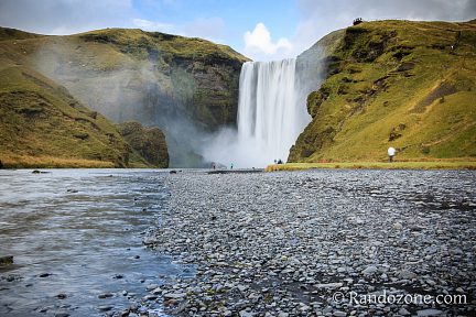 Cascade de Skogafoss au bord de la route n°1, Islande