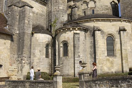 Le chevet de l'église fortifiée de St Robert