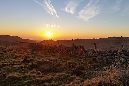 Soleil couchant sur le village d'Aubrac