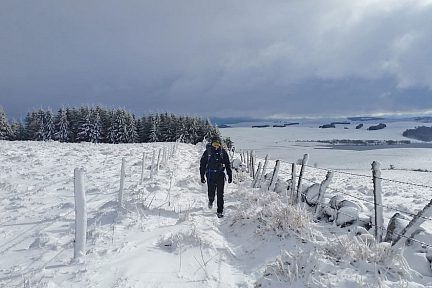 Montée sur la draille enneigée