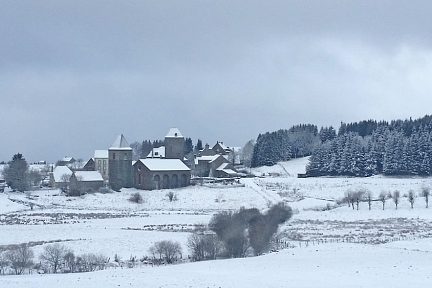 La Dômerie et le village enneigés