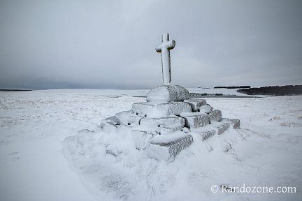 Croix sous la neige au lac des Moines