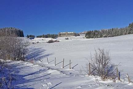Neige sur le GR65 sous le village