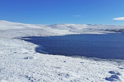 Le lac est un peu gelé sur le bord