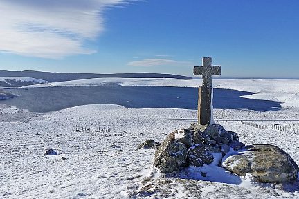 Lac et croix en pierre sur le plateau