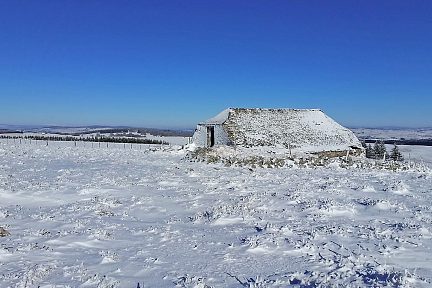 Autre buron enneigé près du lac