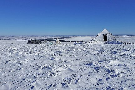 Autre vue sur le buron enneigé