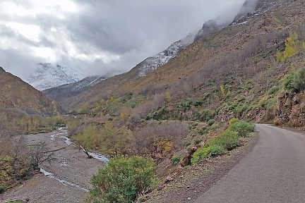 Route qui amène à Imlil