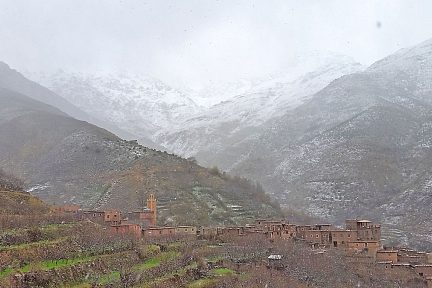 La neige tombe sur le village