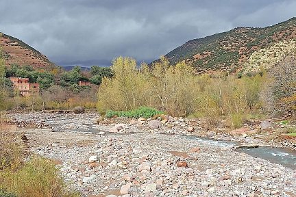 Dans la vallée coule une rivière