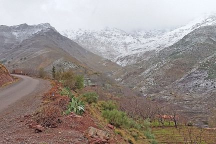 Route au-dessus du village