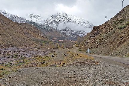 Route qui va au village de Imlil