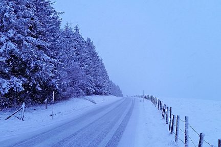La nuit tombe, la route est blanche