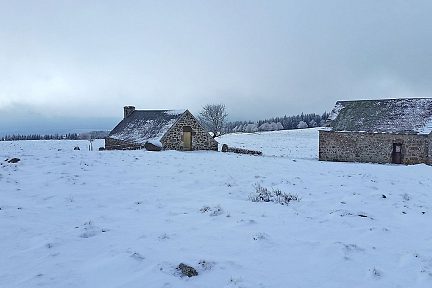 Buron qui surplombe le village